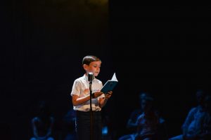 Antoine en pleine lecture sur scène