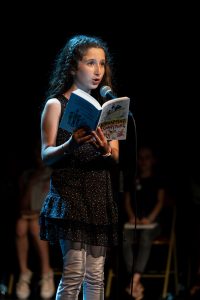 Dehlia en pleine lecture sur scène
