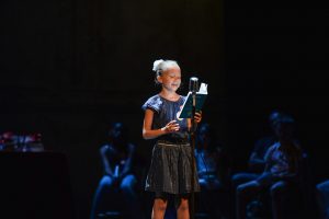 Élise en pleine lecture sur scène