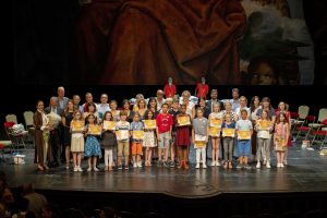 Groupe des enfants sur scène