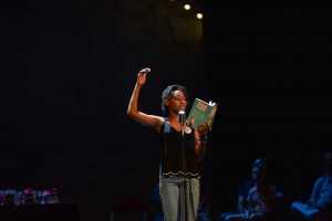 Janel en pleine lecture sur scène