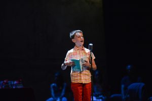 Lucas en pleine lecture sur scène