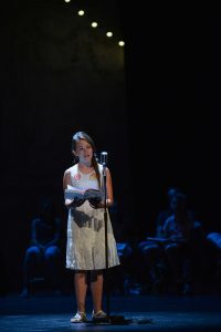 Montaine en pleine lecture sur scène