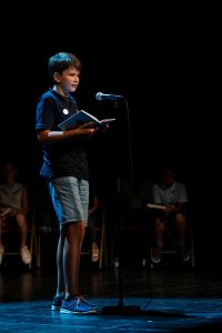 Nathan en pleine lecture sur scène