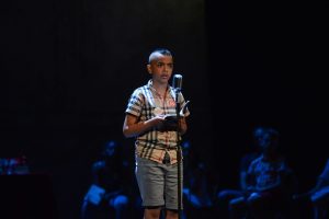 Wassim en pleine lecture sur scène