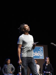 Homme lisant à voix haute